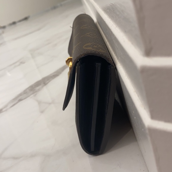 Lightly used Louis Vuitton monogram bi-fold wallet - Picture 10 of 10